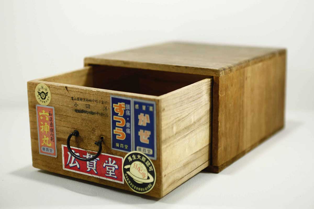 Japanese medicine box 21 x 25 x 12.5 cm